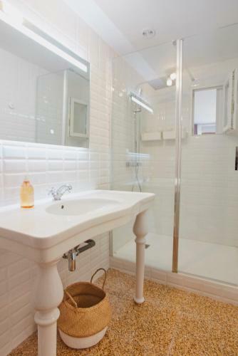 Saint-pons-de-mauchiens Villa Sleeps 12 With Pool