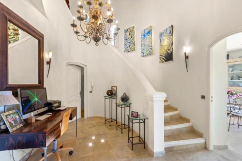 Cannes Mandelieu Theoule Border Lovely 6-bed Villa