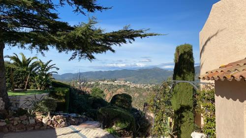 Cannes Mandelieu Theoule Border Lovely 6-bed Villa