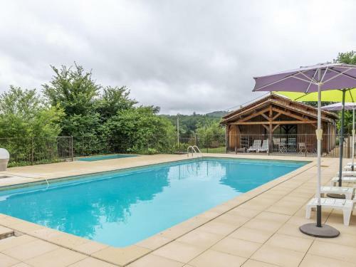 Lovely Holiday Home In Thonac With Swimming Pool