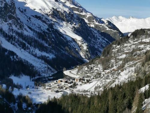 Chalet Carte Blanche Raven