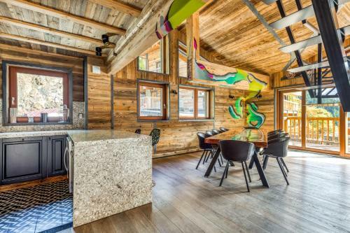 Chalet Carte Blanche Raven