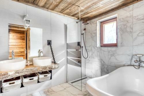 Chalet Carte Blanche Raven