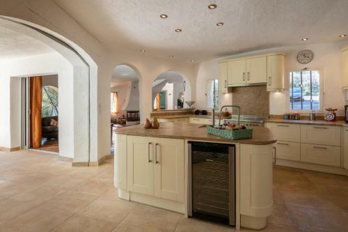 Sophia Antipolis Villa Sleeps 8 Pool Air Con Wifi