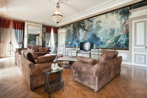 Mercurey Chateau Sleeps 16 Pool Wifi