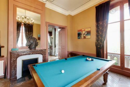 Mercurey Chateau Sleeps 16 Pool Wifi