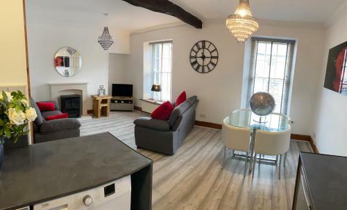 Posada Crown And Cushion Appleby