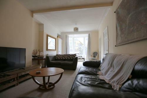 Big House For Up To 16 People!