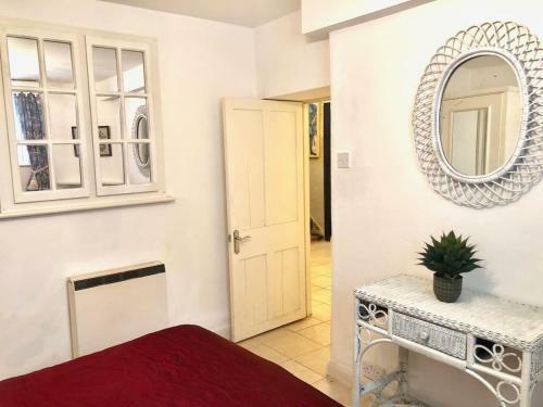 Grand Garden Apartment In Gothic Victorian Villa