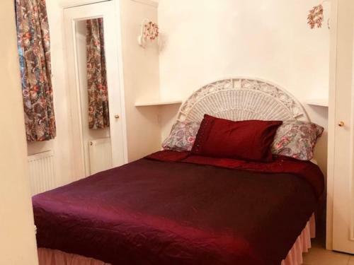 Grand Garden Apartment In Gothic Victorian Villa
