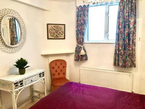 Grand Garden Apartment In Gothic Victorian Villa