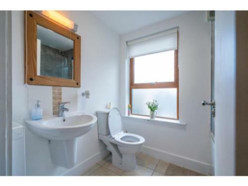 Pass The Keys - Lovely Apartment With 3 Double Bedrooms