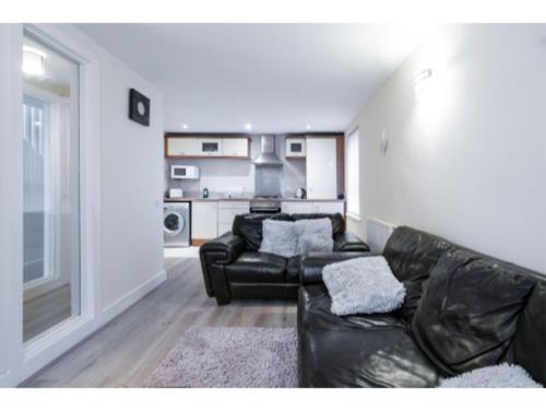 Pass The Keys - Lovely Apartment With 3 Double Bedrooms