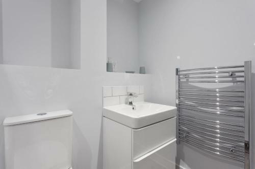 Stylish Contemporary 1br Apartment In Birmingham