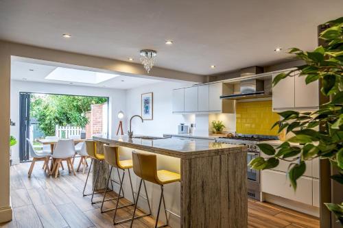 Amazing 5 Bed Victorian House - Clarence House
