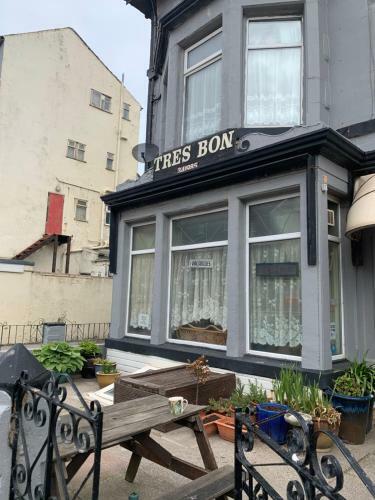 Hostal Tres Bon Hotel