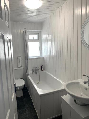 4-bed House 10min Walk To Town Centre In Blackpool