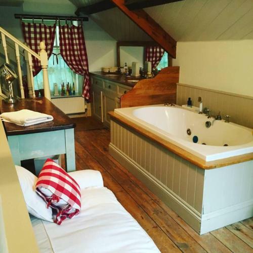 Beautiful 6-bed Home In Brecon