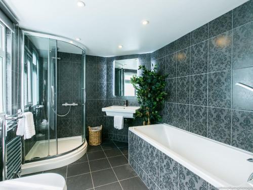 Exquisite 3bdr Botanical Oasis In Central Brighton