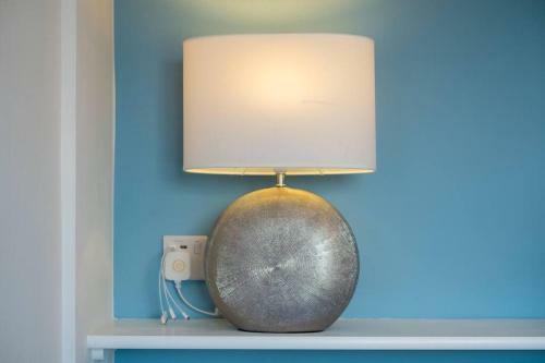 Cosy, Bright Apartment Moments From The Sea!