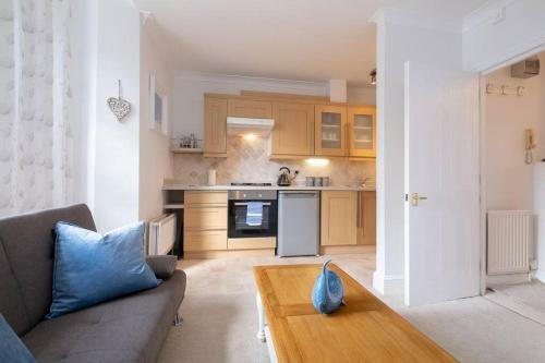 Cosy, Bright Apartment Moments From The Sea!