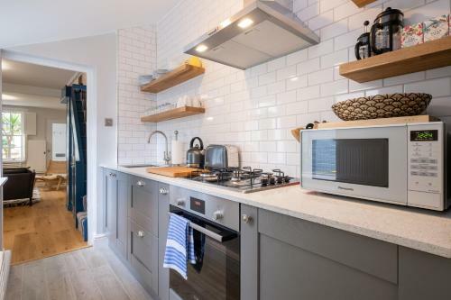 Charming & Stylish Central Cottage