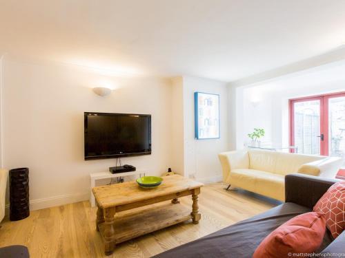 Spacious 5bdr House W/garden In Fabulous Location