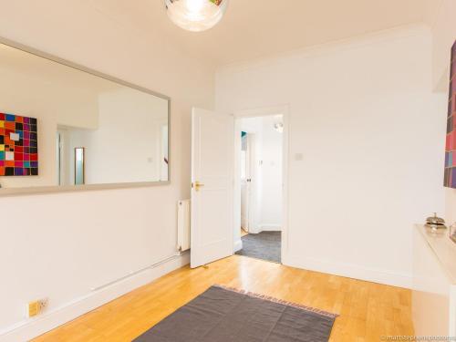 Spacious 5bdr House W/garden In Fabulous Location