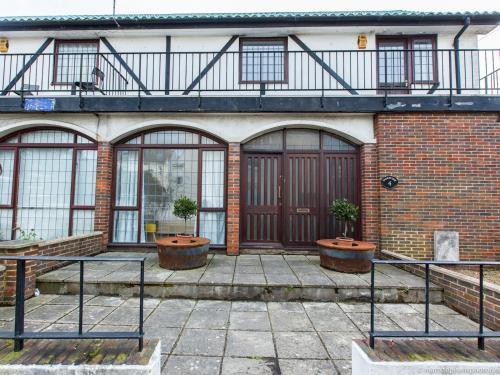 Spacious 5bdr House W/garden In Fabulous Location