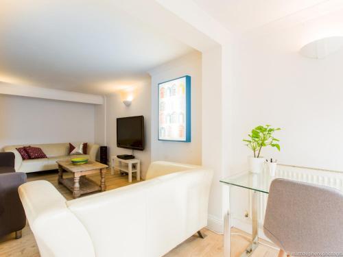 Spacious 5bdr House W/garden In Fabulous Location