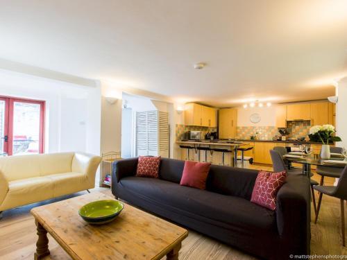 Spacious 5bdr House W/garden In Fabulous Location