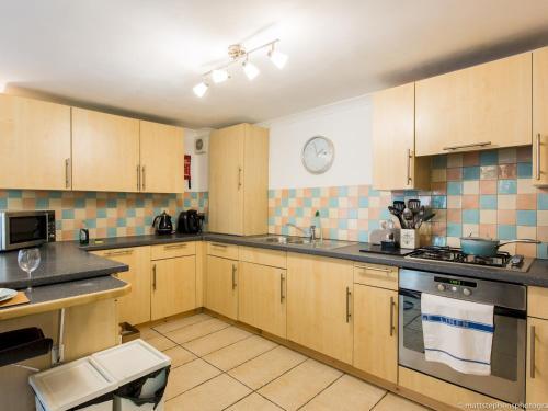 Spacious 5bdr House W/garden In Fabulous Location