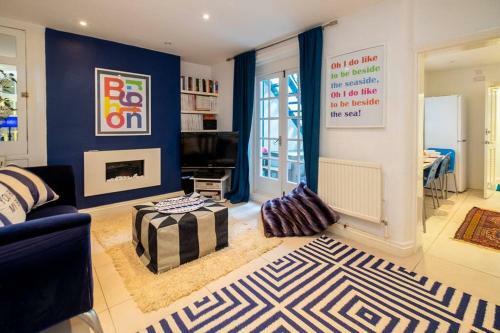 Quirky, Cute, Bright & Bold Apartment With Terrace