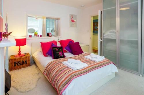Quirky, Cute, Bright & Bold Apartment With Terrace