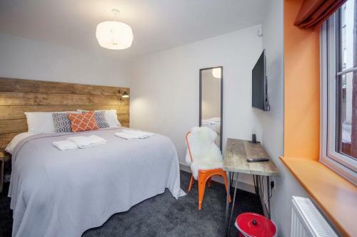 Higgihaus #3a 2-3 Bed Small Groups Hip Location Sleeps 4-6