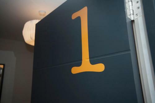 Higgihaus #3a 2-3 Bed Small Groups Hip Location Sleeps 4-6