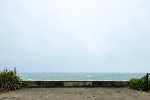 Wonderland Seafront Cottage - Relax With Sea Views