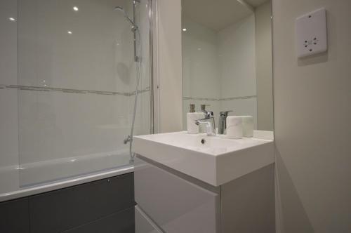A Brand New Modern 2-bed Apartment In Bedminster