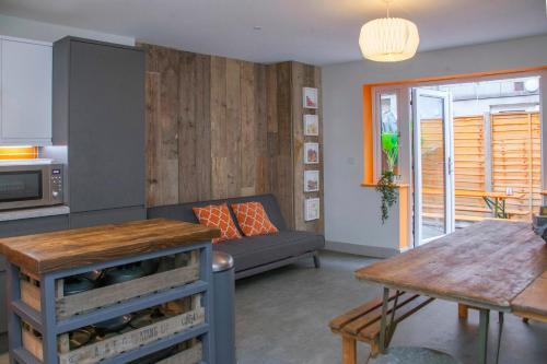 Higgihaus #3a 4 Bed Big Groups Hip Location Sleeps 12