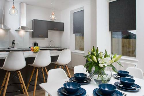 Large, High Quality House Sleeps 10 - Mycityhaven