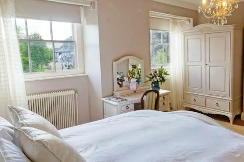 Hotel No 6 The Square Tearooms & Accommodation