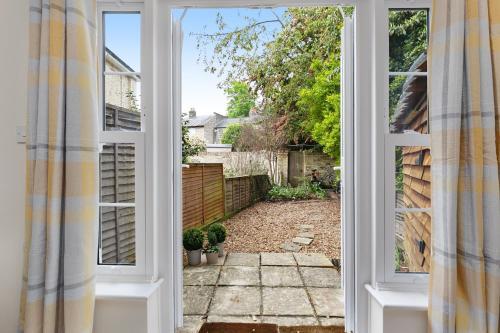 Stylish Cottage - Parking - Garden - Sleeps 6