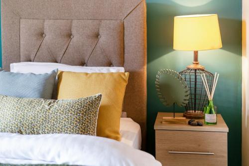 Stylish Cottage - Parking - Garden - Sleeps 6