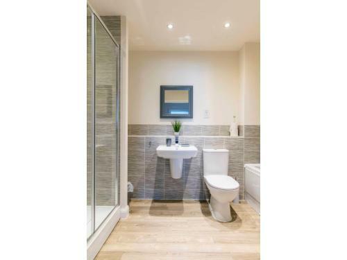 2br Modern Apartment Overlooking The Meadows