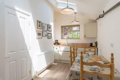 Beautiful, Spacious Guest Suite, Parking, Central!