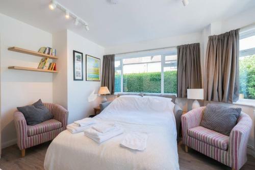 Beautiful, Spacious Guest Suite, Parking, Central!