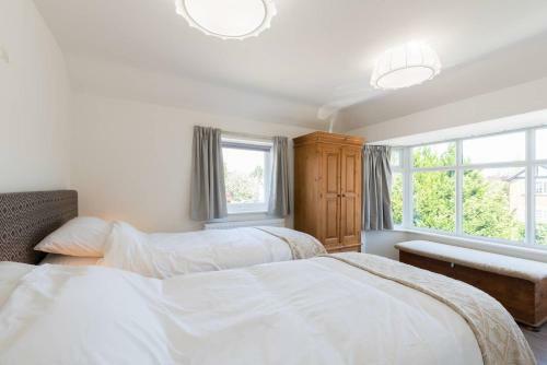 Beautiful, Spacious Guest Suite, Parking, Central!