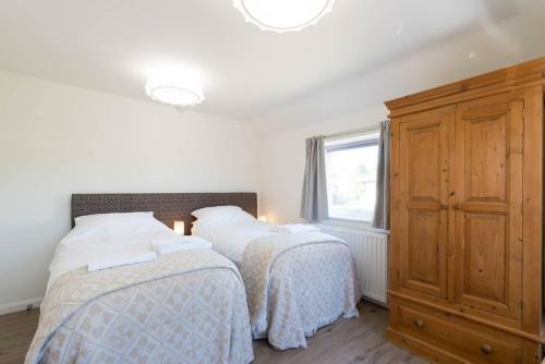 Beautiful, Spacious Guest Suite, Parking, Central!