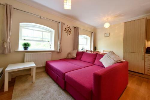 Nunnery Fields - Cosy Apartment With On Site Parking