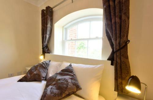Nunnery Fields - Cosy Apartment With On Site Parking
